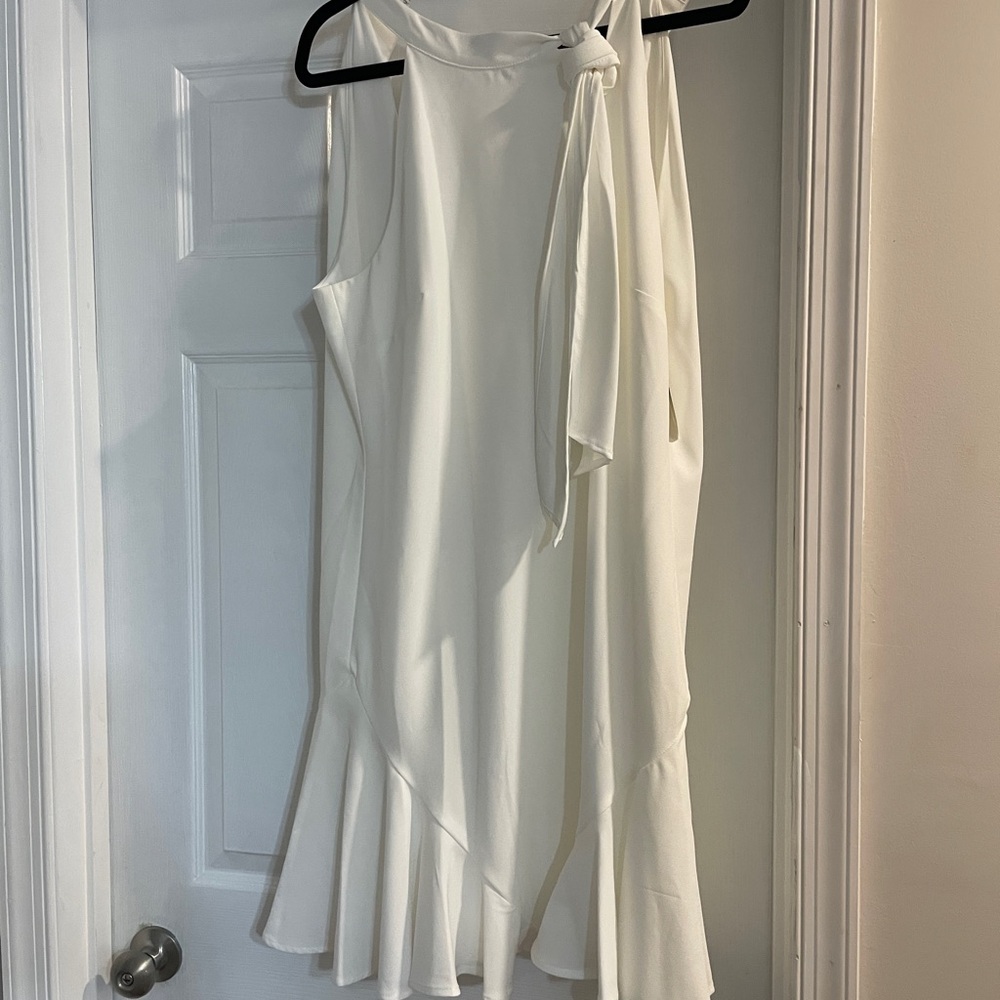 Elegant White Sleeveless Dress